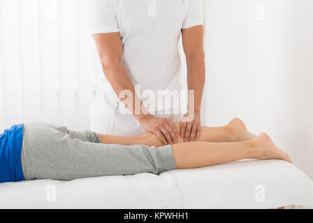 Massage des jambes pour donner l'Homme Femme Banque D'Images