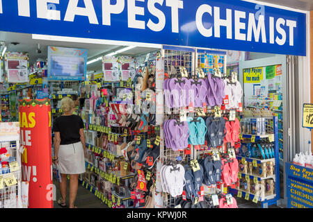 Tongs en vente dans un magasin de pharmacie de Sydney, Nouvelle-Galles du Sud, Australie Banque D'Images