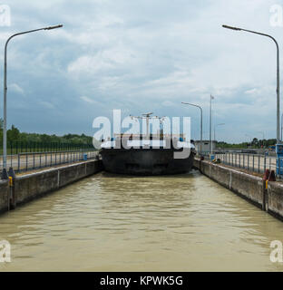 Porte-conteneurs dans barrage avec verrouillage sur river Banque D'Images