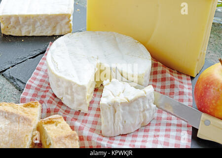 Le Camembert sur une nappe carré rouge Banque D'Images