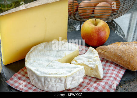 Le Camembert sur une nappe carré rouge Banque D'Images