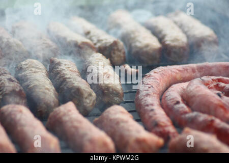 La viande au barbecue sur le feu du charbon de libre de droit. Banque D'Images