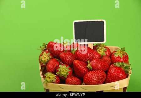 La fraise au panier en bois avec : sign Banque D'Images