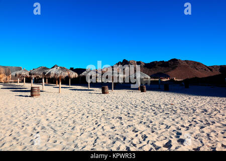 Palapas sur une plage de sable fin Banque D'Images