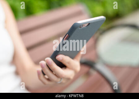 Woman hold with mobile phone Banque D'Images