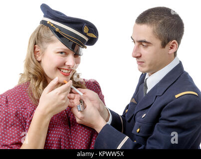 Officier français allume une cigarette girl in retro style Banque D'Images