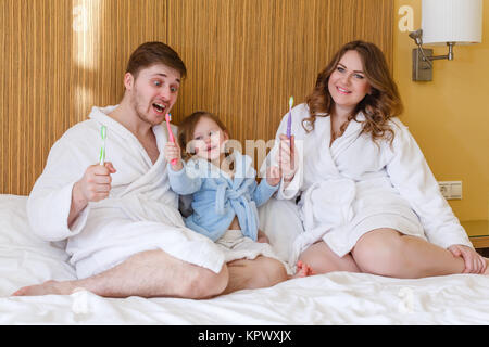 Une famille heureuse avec des brosses à dents.. Banque D'Images