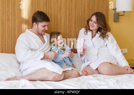 Une famille heureuse avec des brosses à dents.. Banque D'Images