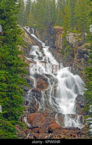 Chutes spectaculaires cachés dans les montagnes Banque D'Images