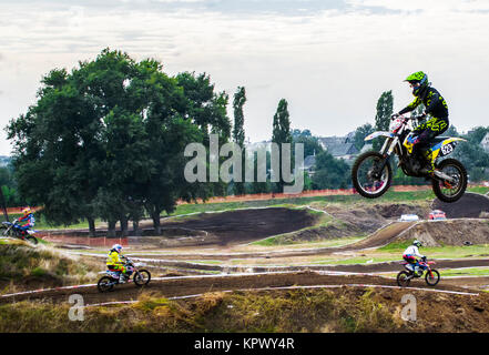 Sport extrême motocross. La concurrence dans mestnosti ville Banque D'Images