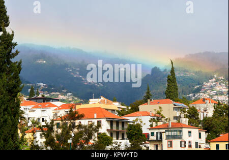 Dans la brume arc-en-ciel sur Funchal, Madeira, Portugal Banque D'Images