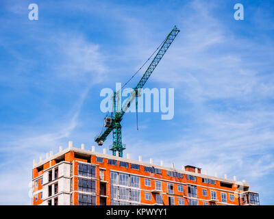 Grue de construction verte avec fond de ciel bleu Banque D'Images