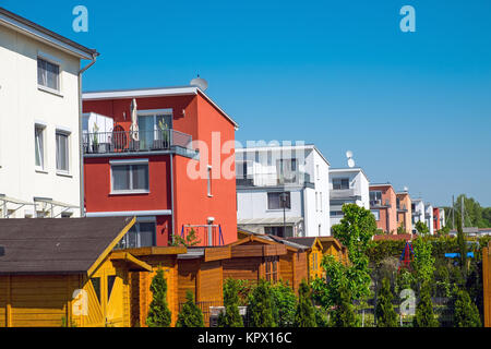 maisons mitoyennes avec abris de jardin vus à berlin, allemagne Banque D'Images