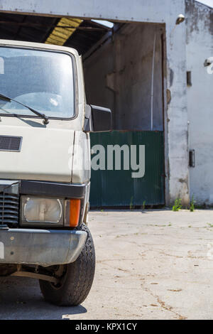 Abadoned voiture près de stockage déserte Banque D'Images