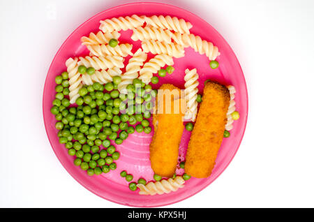 Le dîner avec les bâtonnets de poisson, de pâtes et de pois sur une plaque rose childs Banque D'Images