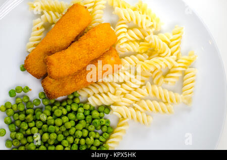 Le dîner avec les bâtonnets de poisson, de pâtes et de pois Banque D'Images