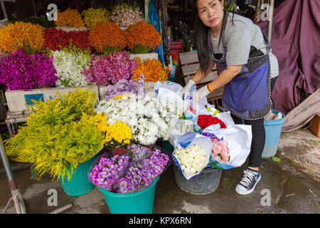 CHIANG MAI, THAÏLANDE - 24 août : femme vend des fleurs sur le marché local le 24 août 2016 à Chiang Mai, Thaïlande. Banque D'Images