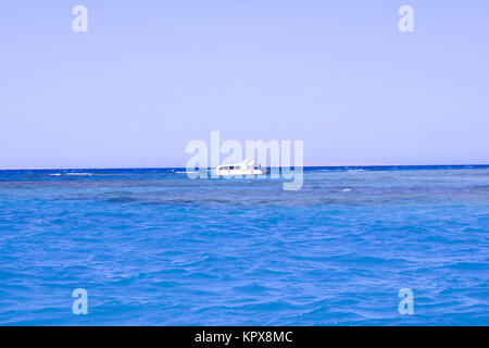 Navire sur un fond de l'eau Banque D'Images