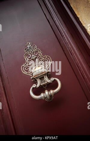 Heurtoir de porte en bronze sur un Banque D'Images