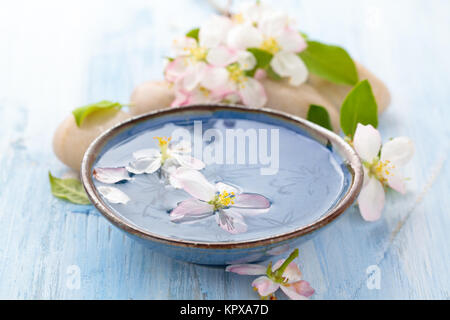 L'eau et de fleurs parfumées. Banque D'Images