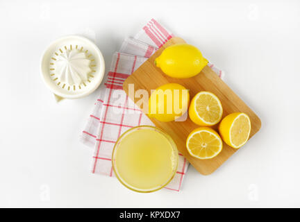 Le jus de citron et de citrons frais Banque D'Images
