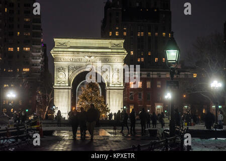 New York, NY, USA 16 décembre 2017 - L'arbre de Noël annuel à Washington Square Park. ©Crédit Stacy Walsh Rosenstock Banque D'Images
