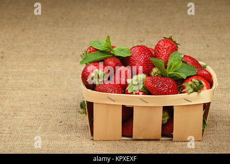 Fraise et de feuilles de menthe dans panier sur toile Banque D'Images