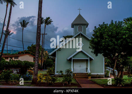 Les levers dans Vieux-lahaina ville sur une église hawaïenne historique sur le côté Ouest de Maui. Le ciel bleu laisse place à la teinte rose dans les nuages. Banque D'Images