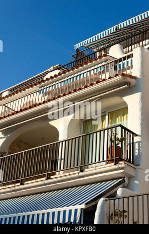 Balcons d'appartements de vacances à Roc de Sant Gaieta, Espagne. Banque D'Images