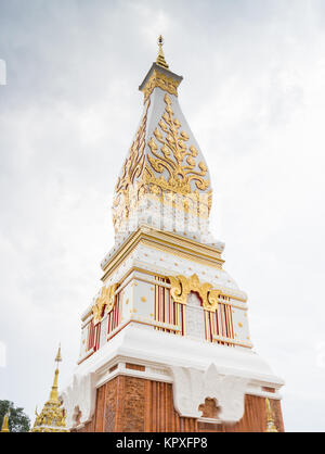 Chedi Panom Prathat avec ciel nuageux en Thaïlande temple public Banque D'Images