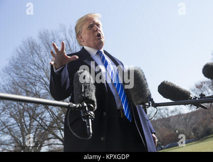 Washington, District de Columbia, Etats-Unis. Déc 16, 2017. Le Président des Etats-Unis, Donald Trump fait de commentaires aux médias qu'il quitte la Maison Blanche à Washington, DC, pour une nuitée à Camp David. Crédit : Chris Kleponis/CNP/ZUMA/Alamy Fil Live News Banque D'Images