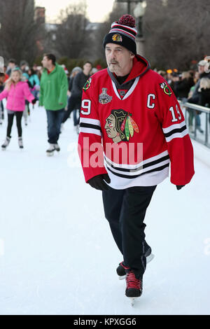 Chicago, USA. Déc 16, 2017. Les gens patiner sur la patinoire McCormick Tribune dans le Millennium Park, Chicago, États-Unis, le 16 décembre 2017. La patinoire en plein air dans le Parc du Millénaire s'ouvre au public du 17 novembre 2017 au 4 mars 2018, si le temps le permet. Credit : Wang Ping/Xinhua/Alamy Live News Banque D'Images