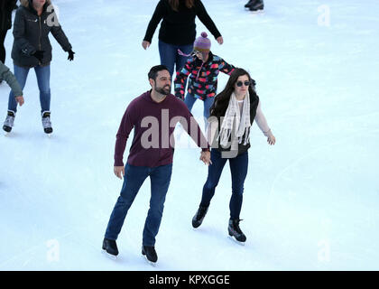 Chicago, USA. Déc 16, 2017. Les gens patiner sur la patinoire McCormick Tribune dans le Millennium Park, Chicago, États-Unis, le 16 décembre 2017. La patinoire en plein air dans le Parc du Millénaire s'ouvre au public du 17 novembre 2017 au 4 mars 2018, si le temps le permet. Credit : Wang Ping/Xinhua/Alamy Live News Banque D'Images