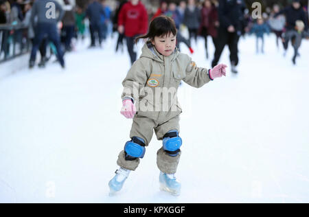 Chicago, USA. Déc 16, 2017. Une fille à patins Patinoire McCormick Tribune dans le Millennium Park, Chicago, États-Unis, le 16 décembre 2017. La patinoire en plein air dans le Parc du Millénaire s'ouvre au public du 17 novembre 2017 au 4 mars 2018, si le temps le permet. Credit : Wang Ping/Xinhua/Alamy Live News Banque D'Images