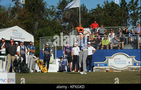 Orlando, United States. Déc 16, 2017. Tom Lehman tees off sur le premier trou au cours de la première ronde du PNC 2017 Père Fils Défi Golf Tournament le 16 décembre 2017 à l'Hôtel Ritz-Carlton Golf Club à Orlando, Floride. Crédit : Paul Hennessy/Alamy Live News Banque D'Images