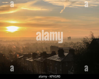 London UK. 17 décembre 2017. Un hiver coloré lever du soleil sur un matin froid à Wimbledon : Crédit amer ghazzal/Alamy Live News Banque D'Images