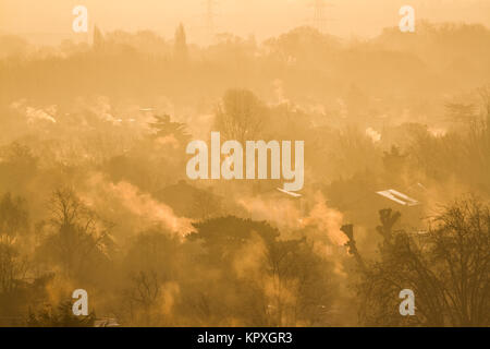 London UK. 17 décembre 2017.La vapeur s'élève de toits résidentiels à Wimbledon baignée de soleil d'hiver, par un froid matin glacial Crédit : amer ghazzal/Alamy Live News Banque D'Images