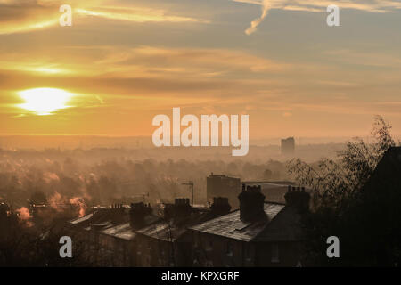 London UK. 17 décembre 2017. Un hiver coloré lever du soleil sur un matin froid à Wimbledon : Crédit amer ghazzal/Alamy Live News Banque D'Images