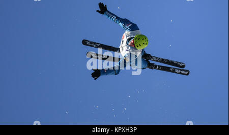 Zhangjiakou, province de Hebei en Chine. 25Th Dec 2017. Ilia Burov de Russie fait concurrence au cours de l'équipe mixte lors de la finale de la Coupe du monde de saut de ski acrobatique à Zhangjiakou, Chine du nord, dans la province du Hebei, le 17 décembre 2017. Credit : Wang Haofei/Xinhua/Alamy Live News Banque D'Images