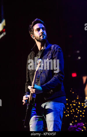 Tampa, États-Unis. Déc 16, 2017. All Time Low effectuant à 93.3 FLZ's iHeartRadio Jingle Ball le 16 décembre 2017 à Amalie Arena, à Tampa, en Floride. Crédit : l'accès Photo/Alamy Live News Banque D'Images