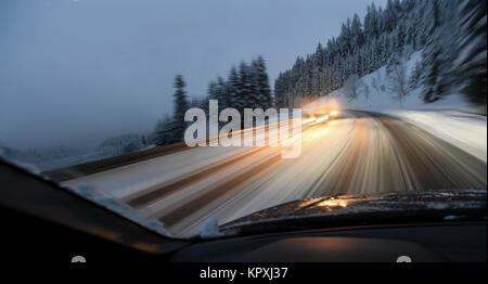 Furtwangen, Allemagne. Déc 16, 2017. Deux voitures roulant vers un autre sur une route glissante en raison de la neige tassée près de Furtwangen, Allemagne, 16 décembre 2017. Crédit : Felix Kästle/dpa/Alamy Live News Banque D'Images