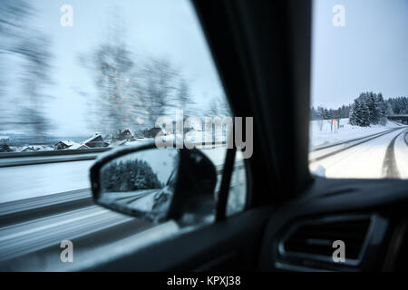 Furtwangen, Allemagne. Déc 16, 2017. Une voiture roulant sur une route glissante en raison de la neige tassée près de Furtwangen, Allemagne, 16 décembre 2017. Crédit : Felix Kästle/dpa/Alamy Live News Banque D'Images