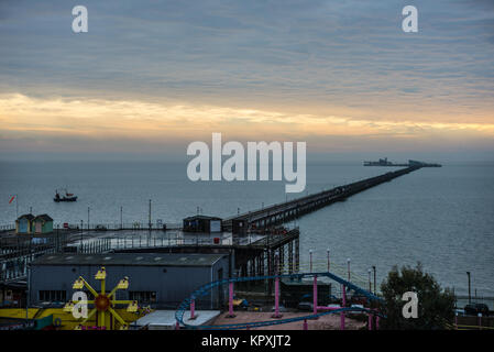 Frosty froid et brumeux matin à Southend on Sea que les gens prennent le train jusqu'à la fin de la jetée de Southend. Le lever du soleil. Banque D'Images