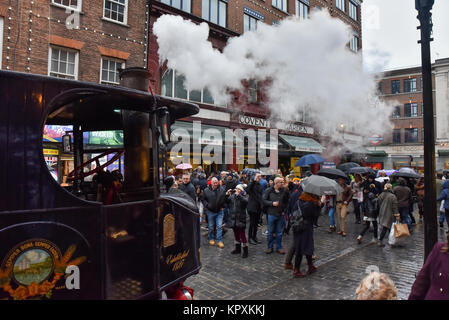 Covent Garden, Londres, Royaume-Uni. 17 décembre 2017. Brewers McMullen & Sons à l'extérieur du chariot à vapeur Nags Head Pub à Covent Garden, où vous profiterez gratuitement des échantillons de bière Crédit : Matthieu Chattle/Alamy Live News Banque D'Images