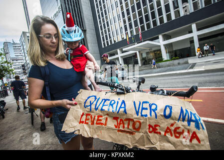 Sao Paulo, Brésil. 17 Décembre, 2017. Les cyclistes protester contre ce dimanche (17) à l'Avenue Paulista à Sao Paulo. Dans la traditionnelle descente vers la ville de Santos qui a eu lieu le 10 décembre, les cyclistes ont été empêchés et réprimé avec des bombes et des balles en caoutchouc par la police militaire. Ils protestent pour la reconnaissance de la bicyclette comme moyen de transport. Credit : Cris Faga/ZUMA/Alamy Fil Live News Banque D'Images