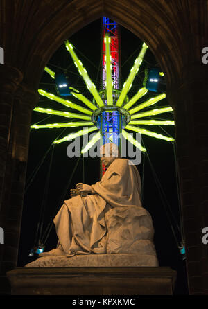 Edinburgh, Royaume-Uni. 16 Décembre, 2017. La statue de Sir Walter Scott ressemble à du Scott monument comme revelers profiter des attractions à la Edinburgh's Christmas à Édimbourg, Royaume-Uni. Crédit : George Philip/Alamy Live News Banque D'Images