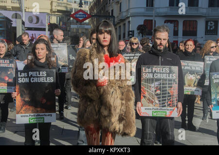 Protestation contre la fourrure prend place dans les rues de Madrid, sur la place Callao à 12 heures Banque D'Images