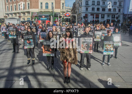 Protestation contre la fourrure prend place dans les rues de Madrid, sur la place Callao à 12 heures Banque D'Images