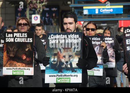 Protestation contre la fourrure prend place dans les rues de Madrid, sur la place Callao à 12 heures Banque D'Images