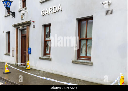 Dunmanway, Irlande. 17 décembre 2017. La gare de Garde de Dunmanway a été attaquée pendant la nuit le samedi 16 décembre, avec 4 fenêtres écrasées. Gardai dit qu'une enquête est en cours. Photo: AG News/Alamy Live News. Banque D'Images